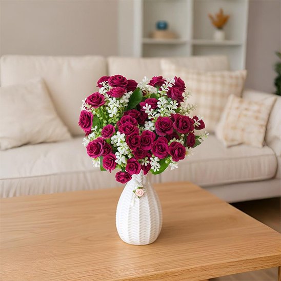 Plante artificielle rose Bourgogne sur la table du salon
