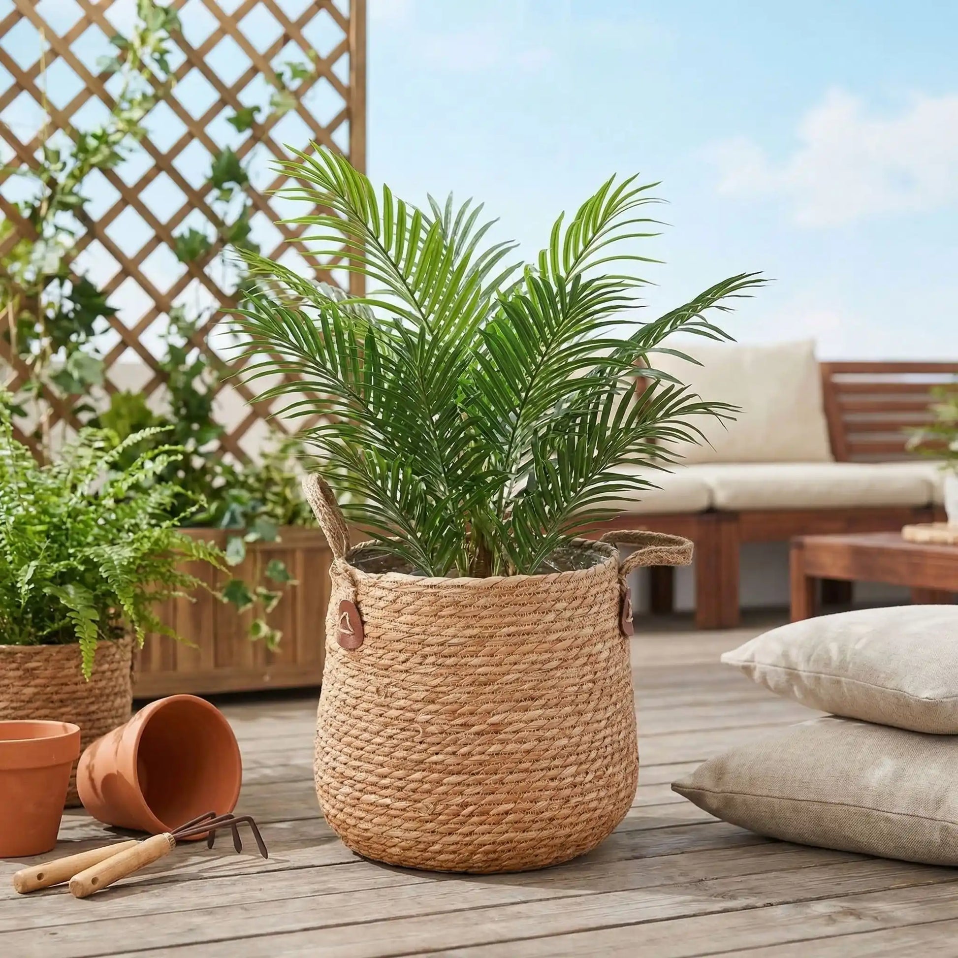 Cache Pot de fleurs en rotin dans le balcon