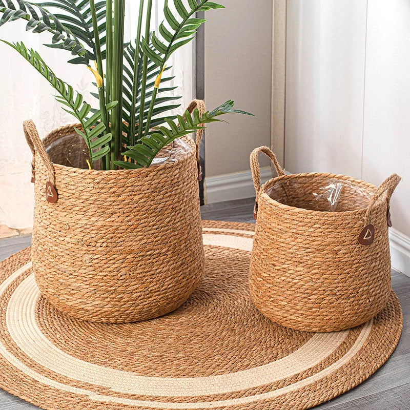 Cache Pot de fleurs en rotin dans le salon