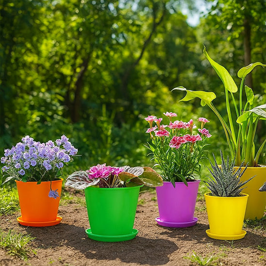 Pot de fleur couleur de bonbon dans un jardin