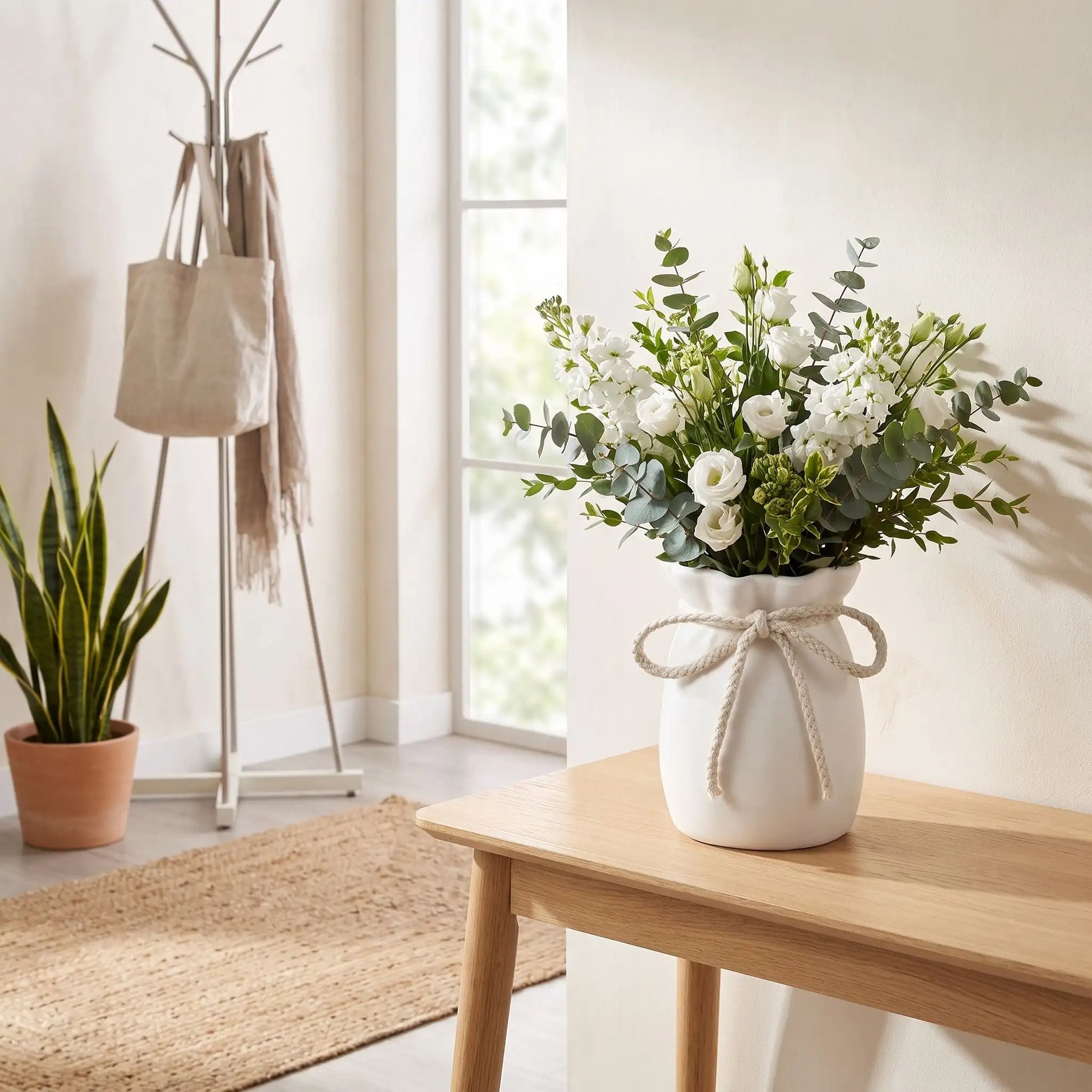 Vase à Design avec nœud sur une table à l'entre de la maison