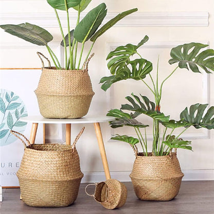 cache pot en osier sur la table