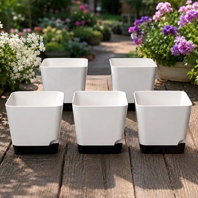 cinq Pot de fleur auto-arrosage  sur une table