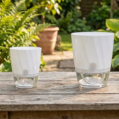 les deux forme de Pot de fleur auto-arrosage sur une table dans le jardin
