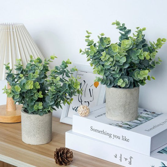deux Plante artificielle sur une commode décore le salon 