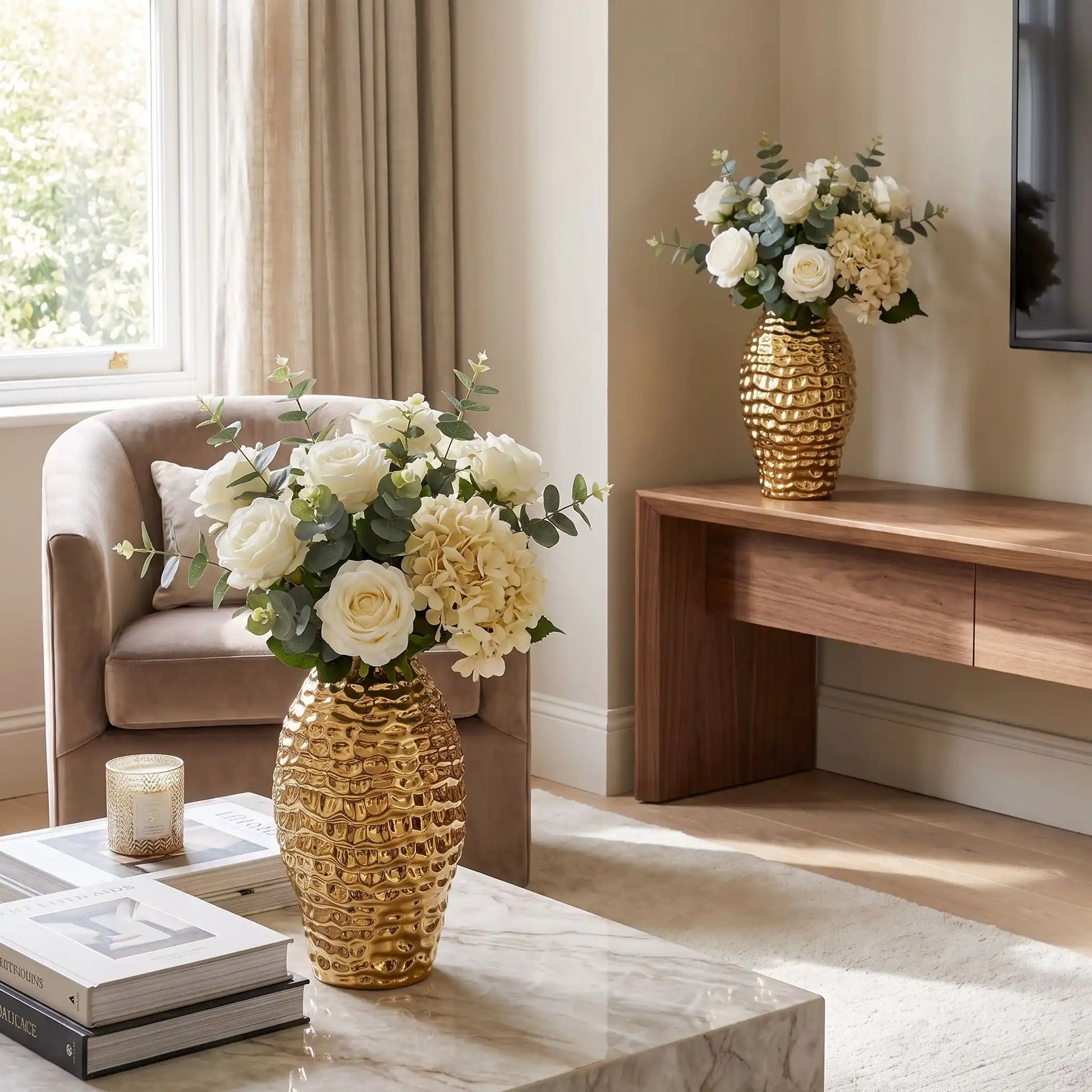 deux vases avec des fleurs décores le salon