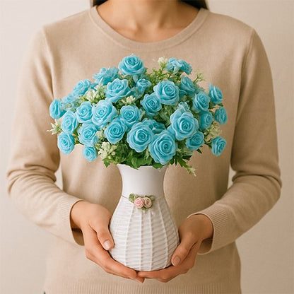 une femme prendre des  Plante artificielle rose bleu dans un vase