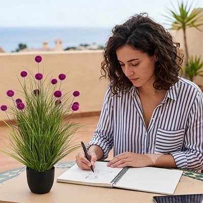 Une femme travaille dehors avec une Plante artificielle sur la table 