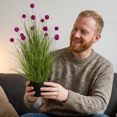 Un homme qui tient une Plante artificielle dans ses mains 