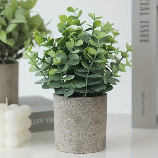 Plante artificielle a cote d'une bouge  
