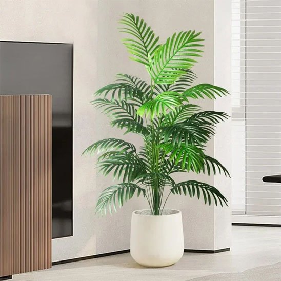 Plante artificielle a cote de la télévision 