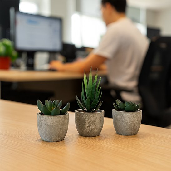 Plante artificielle dans le bureau