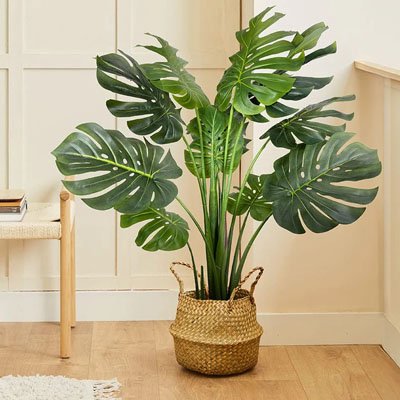 Plante artificielle dans un cache à pot
