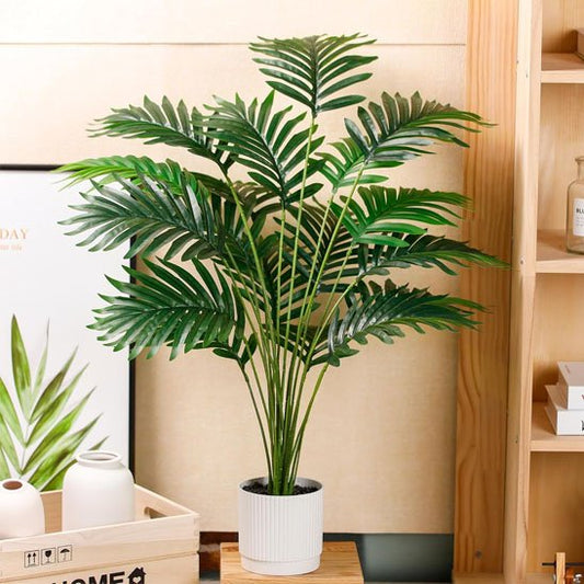 Plante artificielle dans le coin de la maison