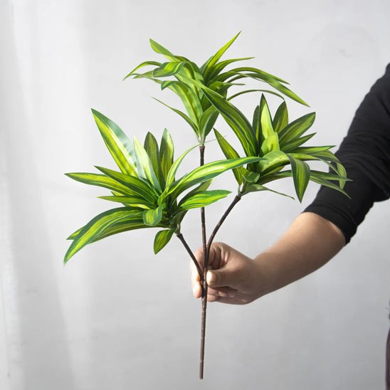 Plante artificielle dans la main d'une femme