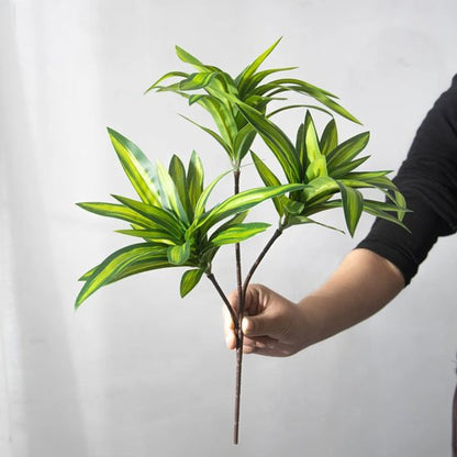Plante artificielle dans la main d'une femme