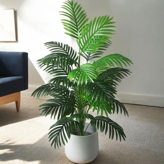 Plante artificielle dans le salon à côte de canapé