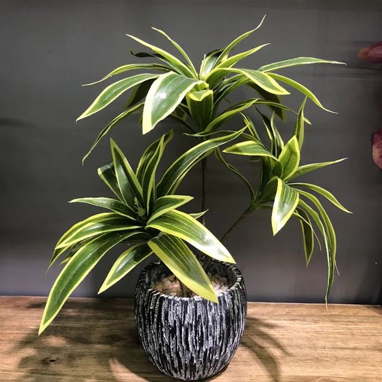 Plante artificielle dans vase sur la table