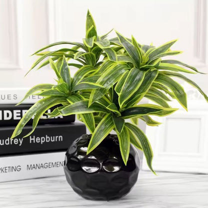 Plante artificielle dans un vase 