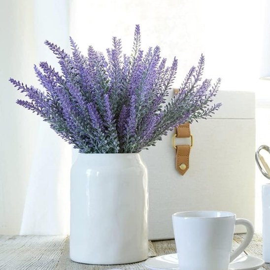 Plante artificielle exterieur lavande dans un pot sur la table dans la maison 