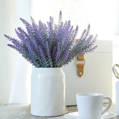 Plante artificielle exterieur lavande dans un pot sur la table dans la maison 