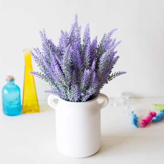 Plante artificielle exterieur lavande dans un pot sur table 