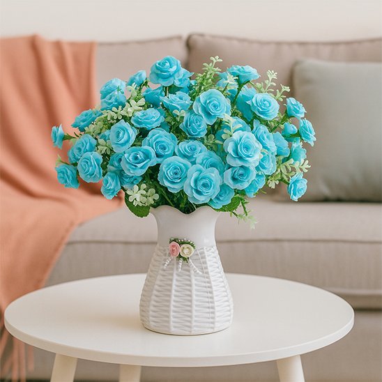 Plante artificielle rose bleu dans un vase sur une table au salon