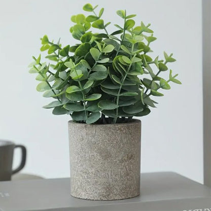 Plante artificielle sur un comptoir 