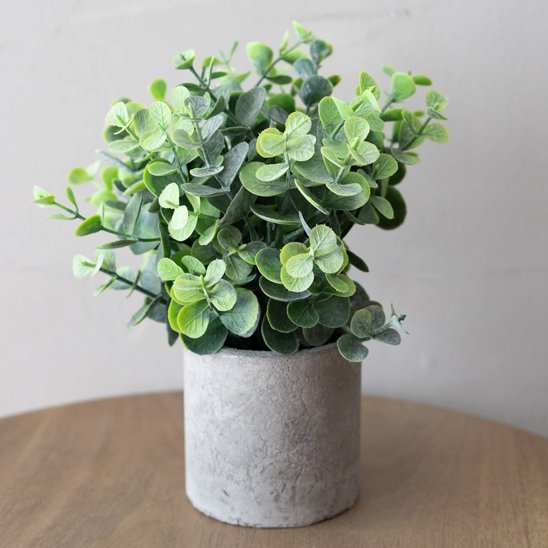 Plante artificielle sur une table dans la maison