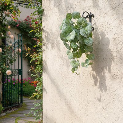 Plante artificielle tombante suspendu dehors