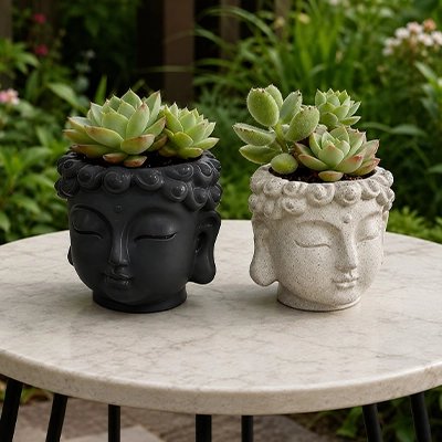 Pot de fleur Format Buddha sur une table de jardin