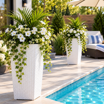 pot de fleur sur le bord de la piscine avec des fleurs dedans