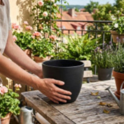 Pot de fleur vide entre les mains d'une femme