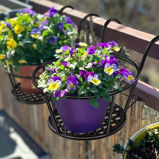 Support plante avec des pot a fleur accroche sur le balcon
