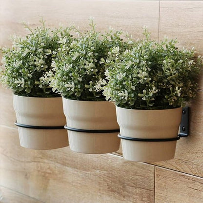 Support plante intérieur qui tien des pots des plantes sur un mure