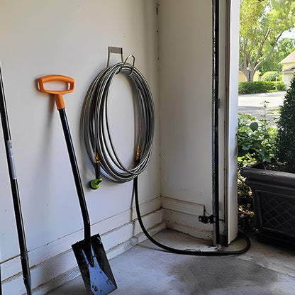 support tuyau arrosage accroche dans le garage 