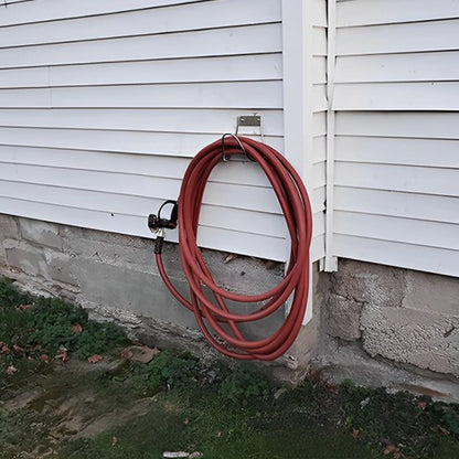 support tuyau arrosage accroche sur une les côtes une maison en métal 