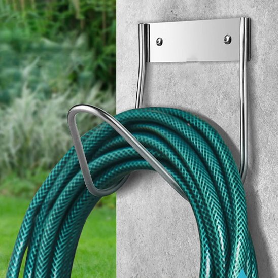 support tuyau arrosage accroche sur un mur en béton 