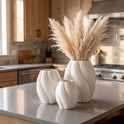 les trois formes de Vase blanc sur le comptoir de la cuisine