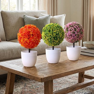  trois Plante artificielle sur une table