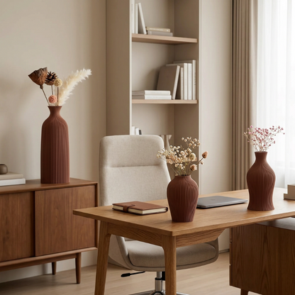 Trois vases marron chocolat décorant un bureau élégant