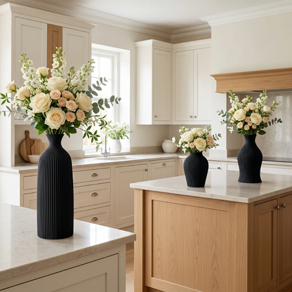 Trois vases noirs séparés avec des fleurs dans une cuisine élégante