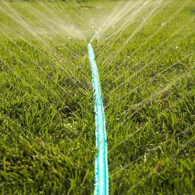 Tuyau d'arrosage  avec plusieurs trous pour  facilite l'arrosage