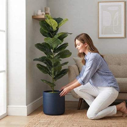 Une femme installe avec soin une grande plante artificielles dans le coin d'un salon lumineux