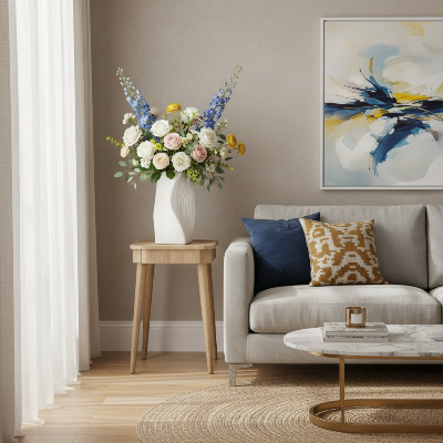 vase blanc  avec beau bouquet de fleurs colorées dans un salon moderne et élégant