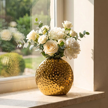 un vase au bord de la fenêtre avec des fleurs