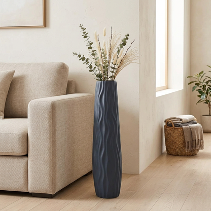Vase dans un coin de salon avec branches décoratives