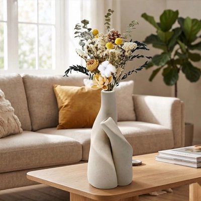 Vase Double avec des fleur dedans dans le salon 