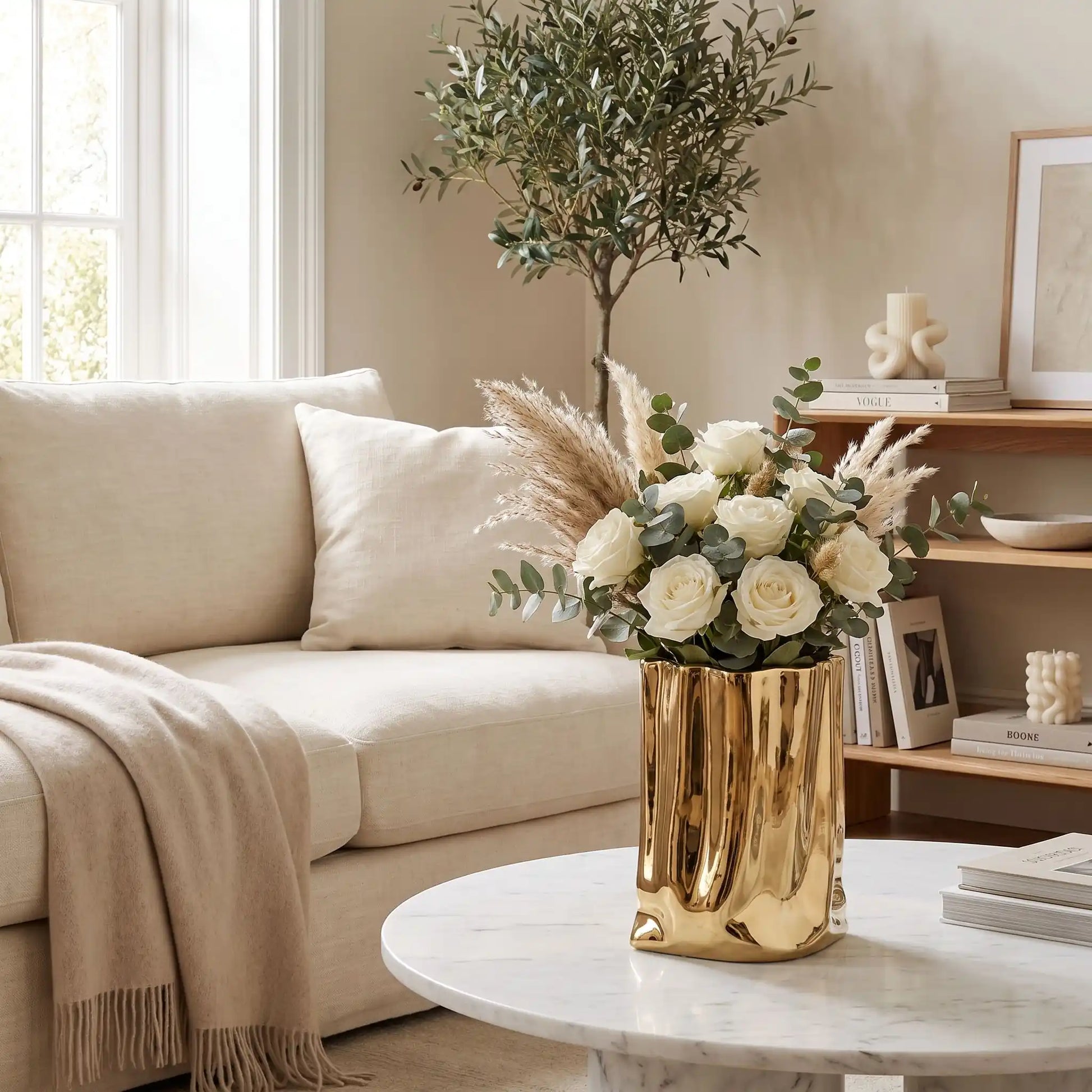 un vase fleur dans le salon avec des fleurs