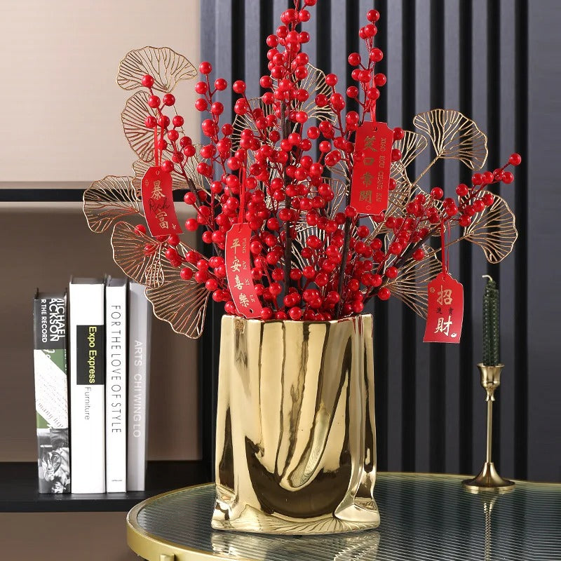 vase fleur d'or sur table avec des fleurs artificielle